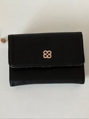 Black wallet with straps to turn into crossbody bag